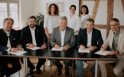 Bürgermeister unterzeichnen Vereinbarung zum Hebammenzentrum